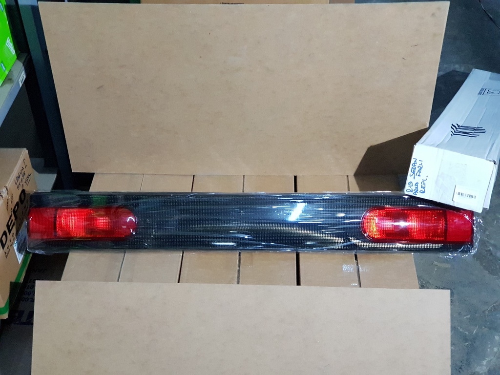 R19 Arka Farlı Reflektör Sedan ( Arka Işık Bandı )